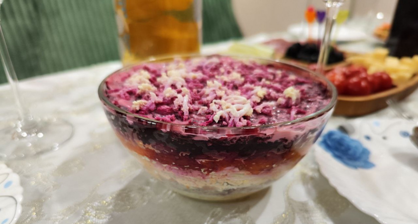    Теперь готовлю "Селедку под шубой" по новому: делаю еще один слой и добавляю особый ингредиент – очень вкусно, делюсь рецептом