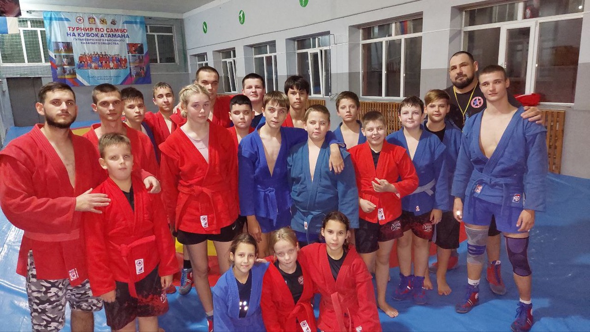 Юлиан Сурмай со своими воспитанниками.