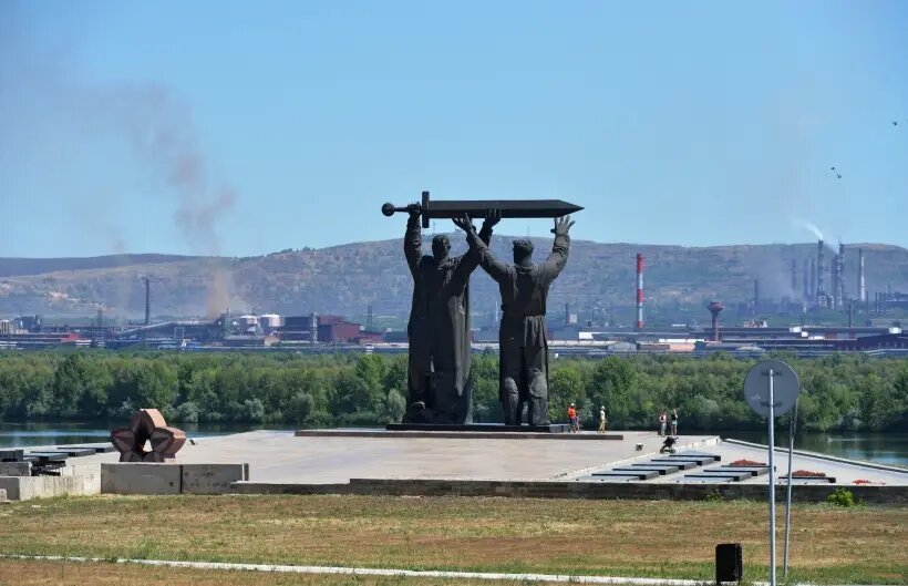     Монумент "Тыл - Фронту" в Магнитогорске. © РИА Новости. Александр Кондратюк