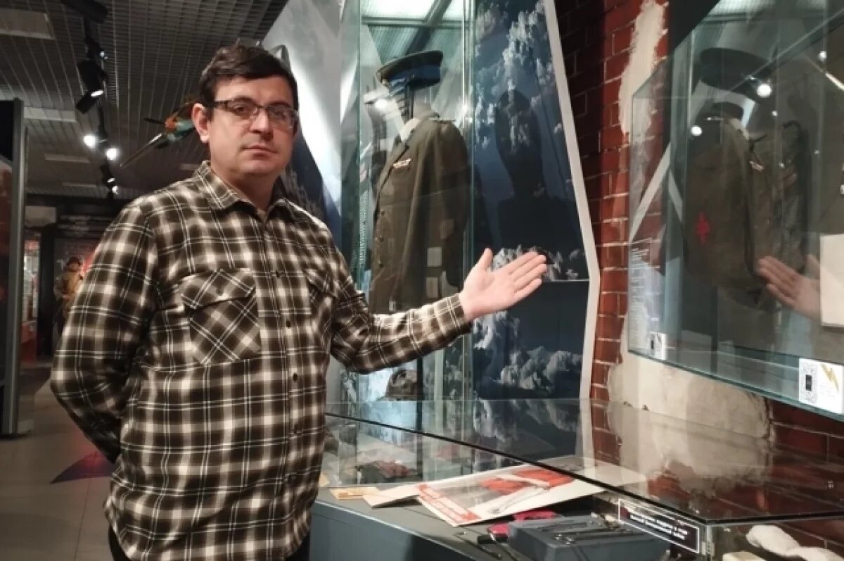    Алексей Деревянко знакомит посетителей с экспозицией «Битва за Воронеж».