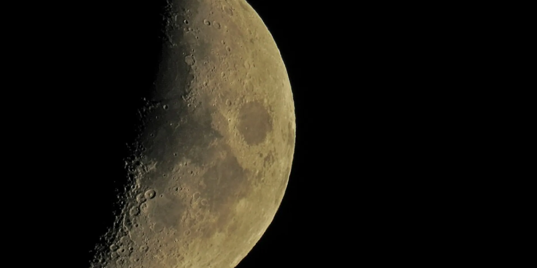 На снимках Луны заметили «швы». Российские нейросети нашли то, что ставит под вопрос реальность спутника Земли