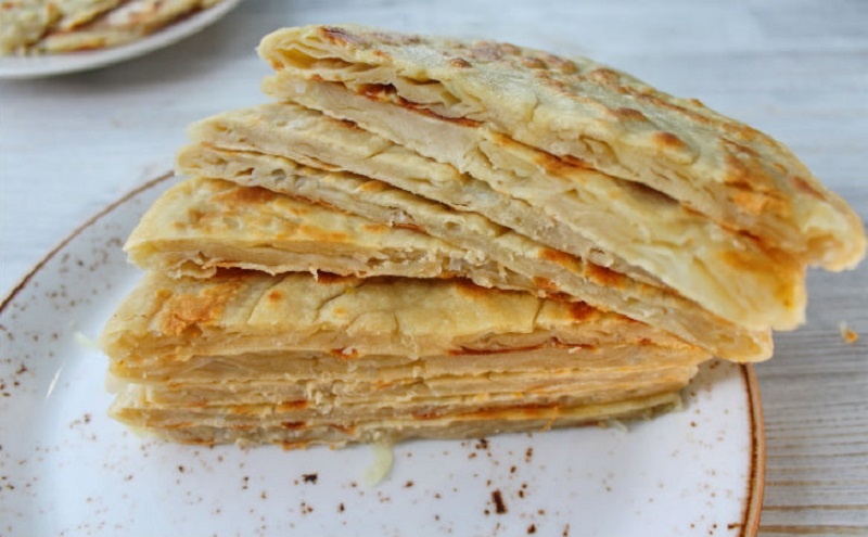 Лепёшки из тысячи слоев: завтрак за 10 минут с хрустящим восточным характером