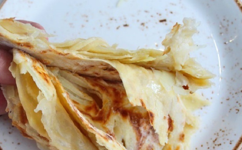 Лепёшки из тысячи слоев: завтрак за 10 минут с хрустящим восточным характером