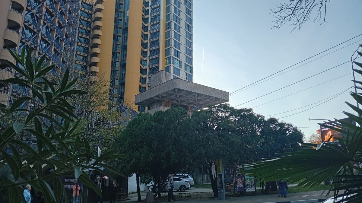 Станция не очень видна, но вот она - как раз на фоне дома-громадины. И вообще я сначала подумал, что провода - это ЛЭП.