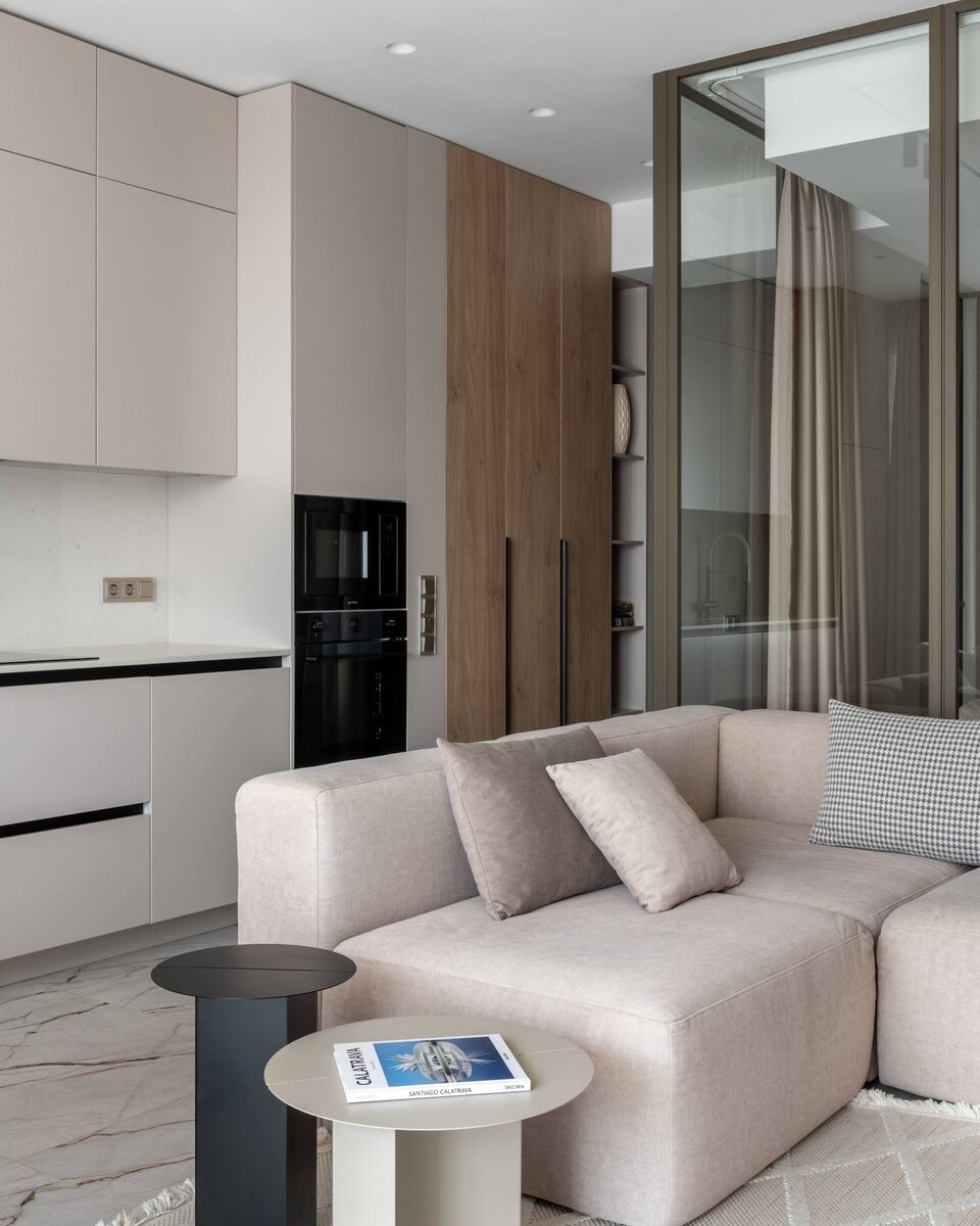 Стеклянная перегодка позволила зонировать квартиру должным образом 