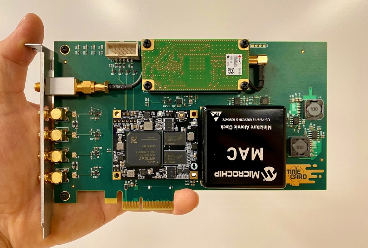    Черный модуль на плате — это рубидиевые атомные часы. Источник фотографии: wikipedia.org