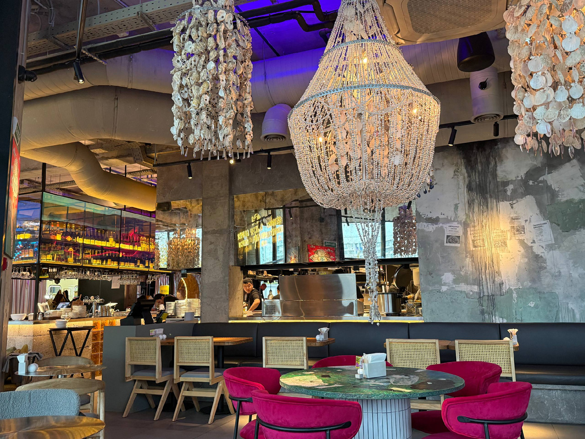 Открытая кухня и бар днем