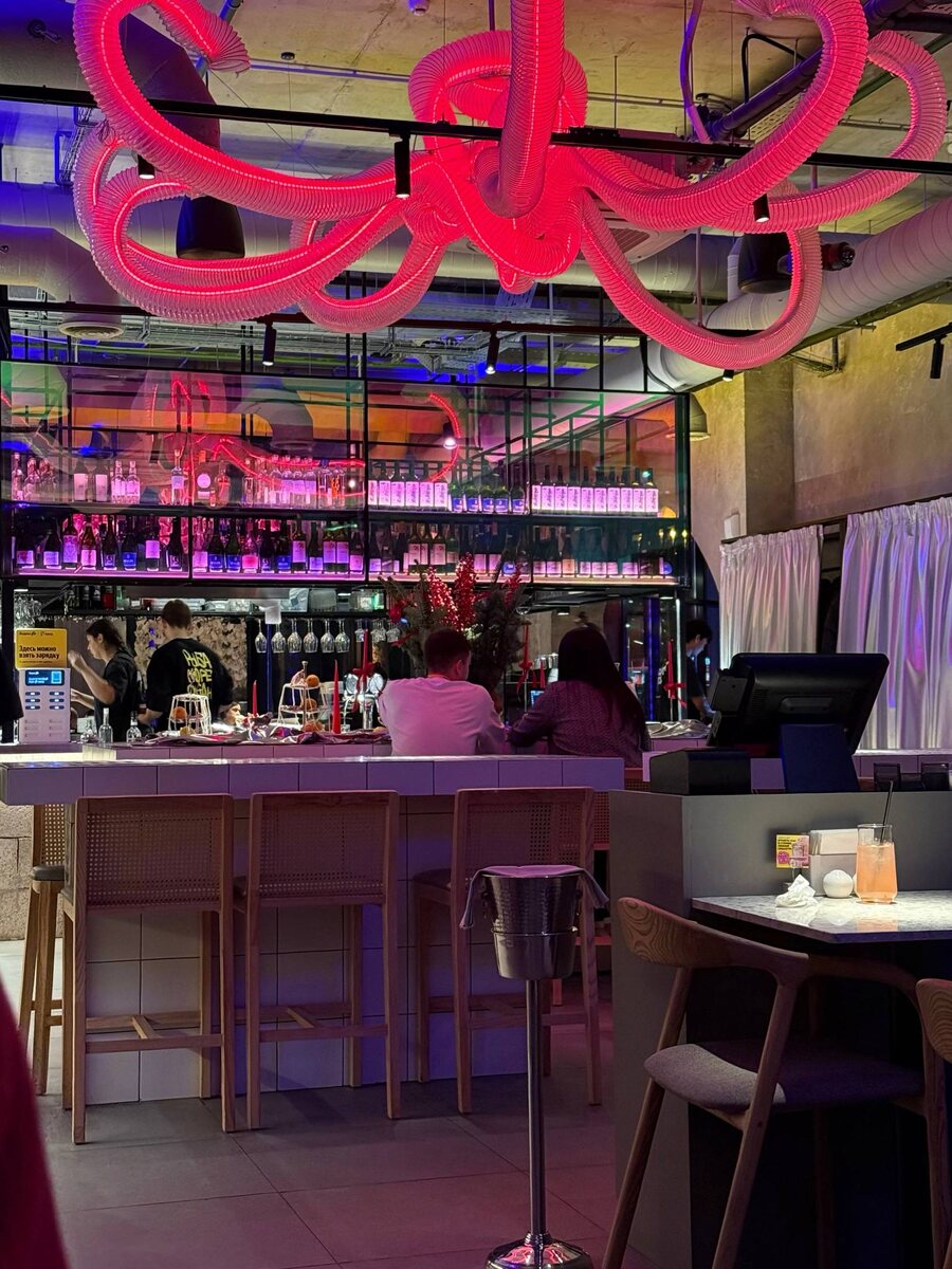 бар вечером