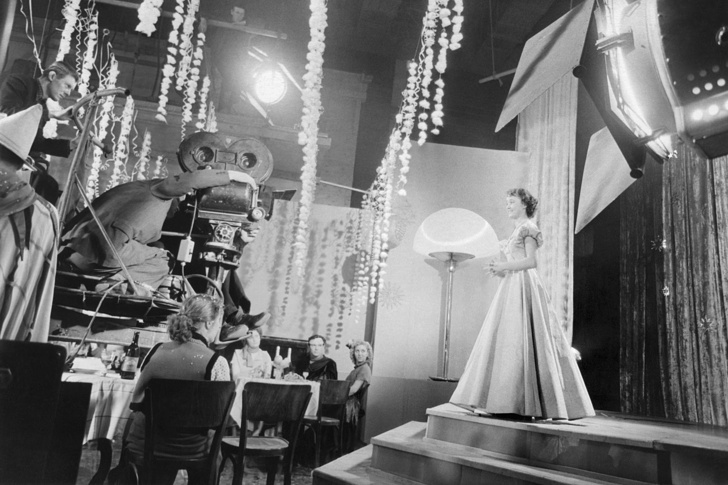    Людмила Гурченко во время проб на роль Лены Крыловой в фильме "Карнавальная ночь"   
Лев Портер/ТАСС