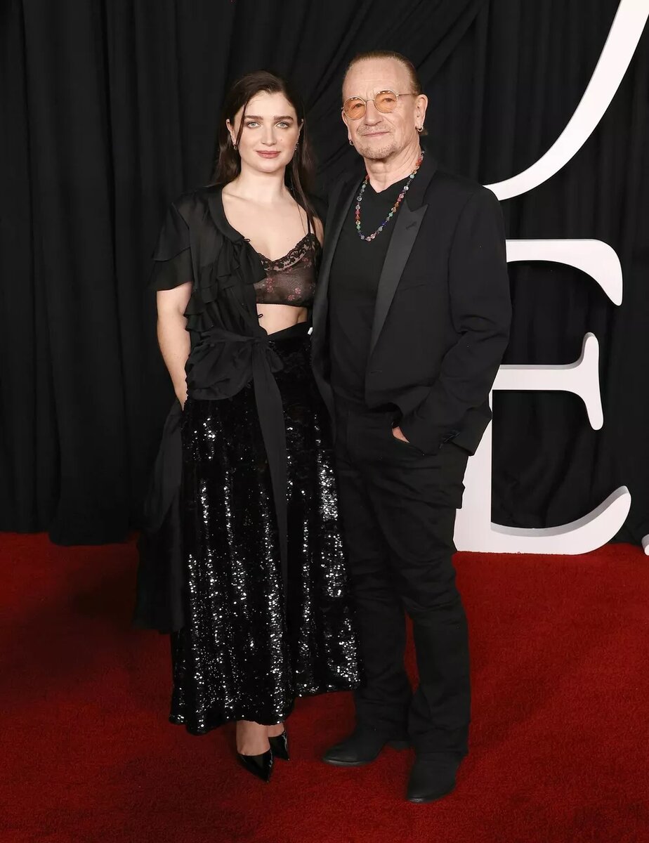 Боно с дочкой📷
