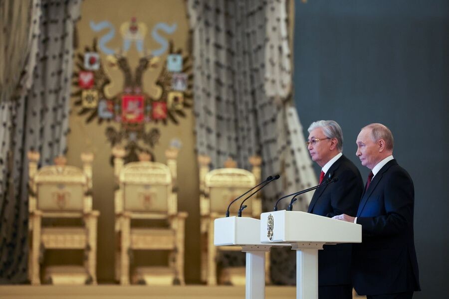    Президент России Владимир Путин и президент Казахстана Касым-Жомарт Токаев во время пресс-конференции по итогам переговоров в Кремле / Источник: © м