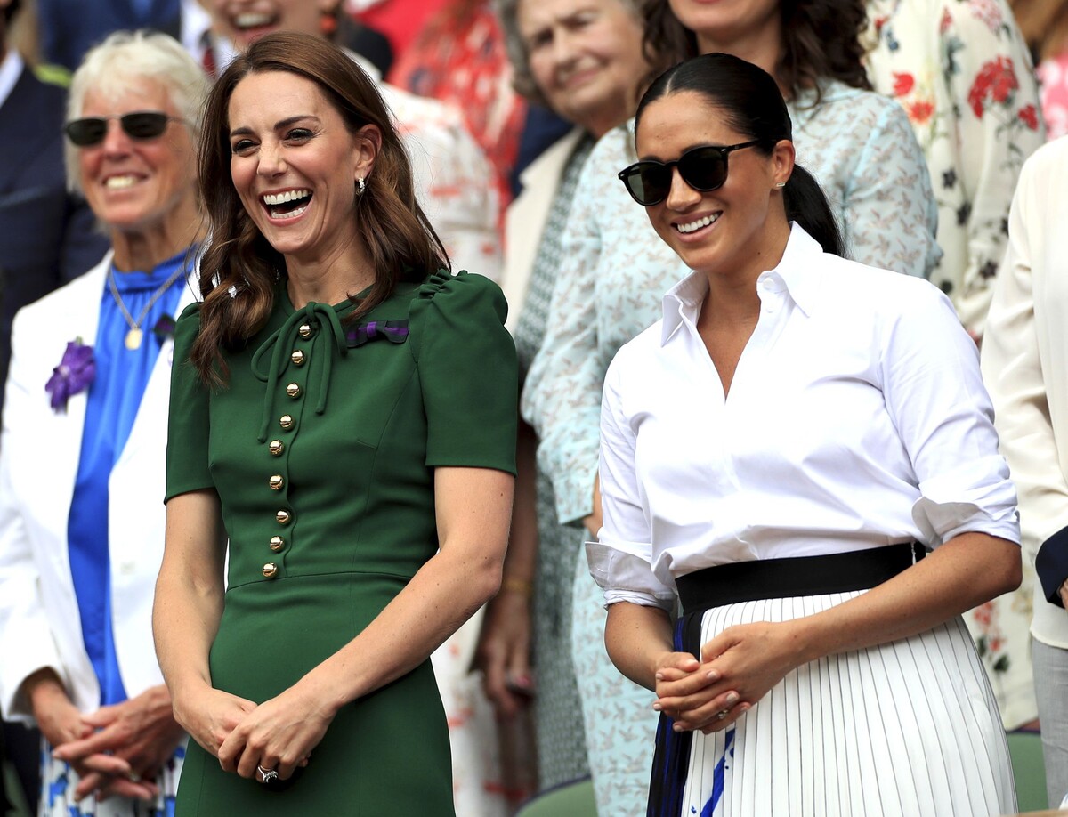 "Почему ты смеёшься?" - "Меган, ну ты опять рукава закатала!" - "Ну и что? Это мой стиль. Ты-то так не можешь!" - "Это точно..." Источник фото: ru.pinterest.com