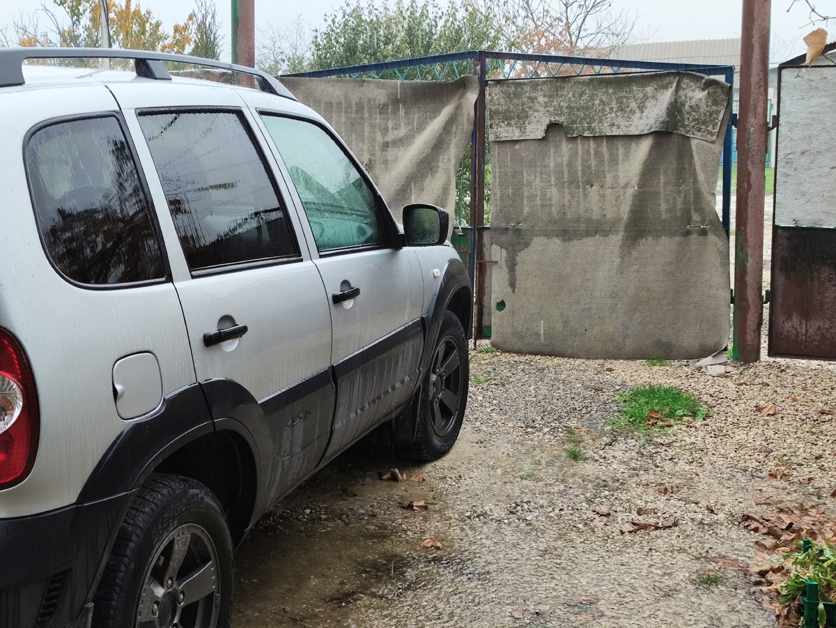 И до самых ворот вода стоит