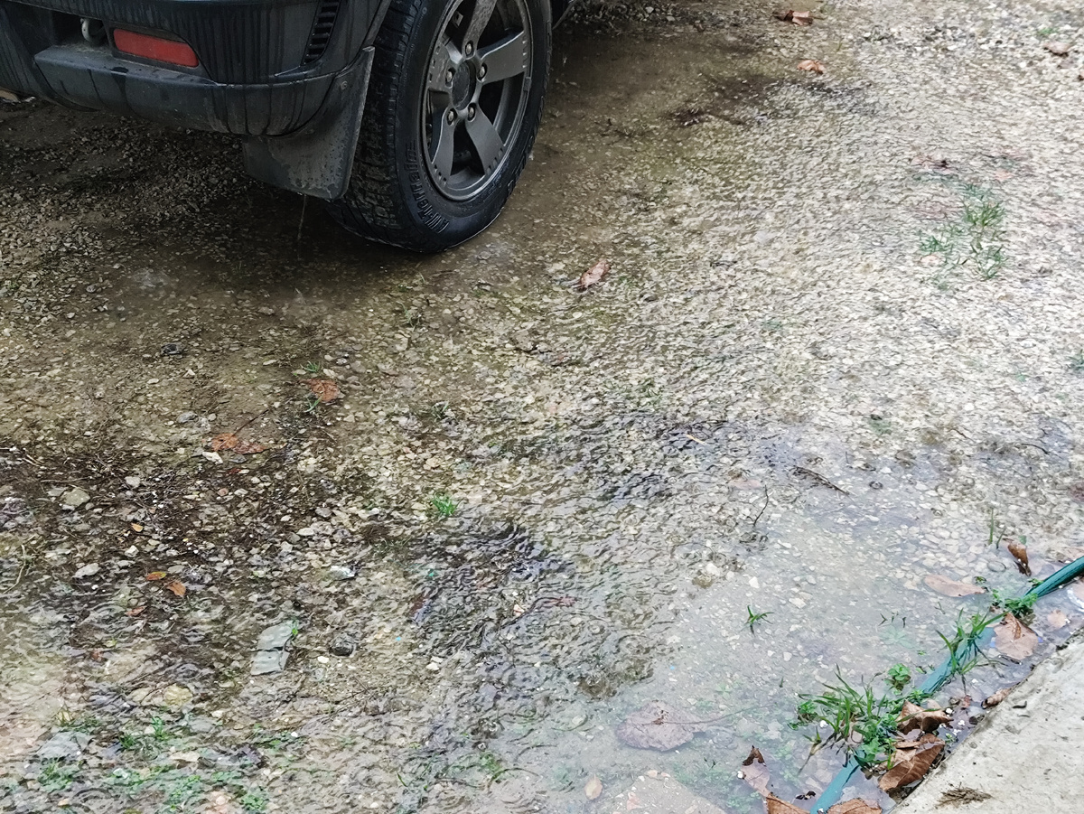 Лужа у машины