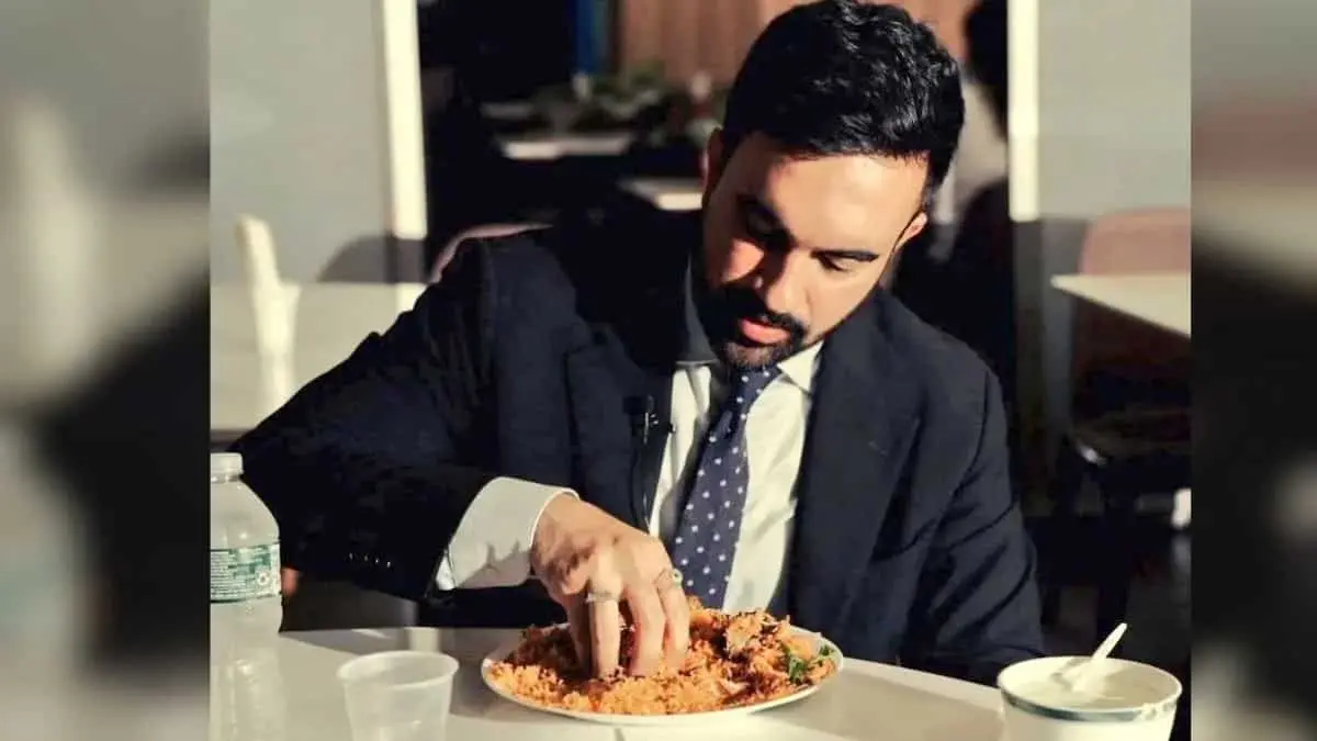 В 2023 году будущий мэр Нью-Йорка Зоран Мамдани просто ест бриани руками 