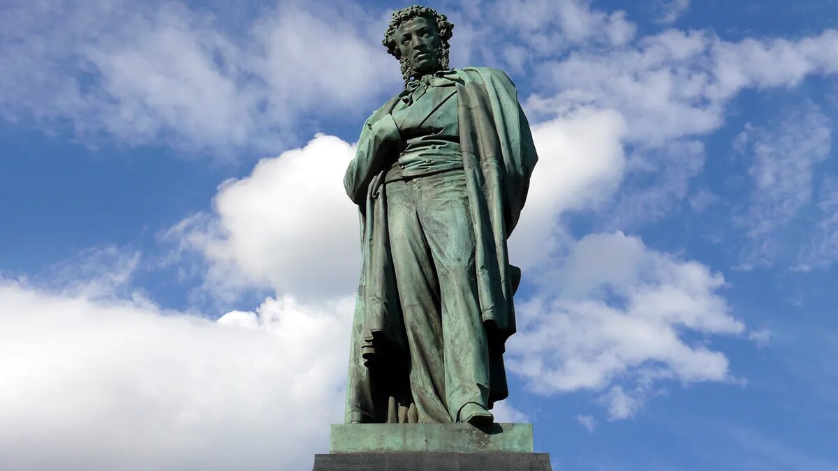   Adobe Stock- Памятник Александру Пушкину