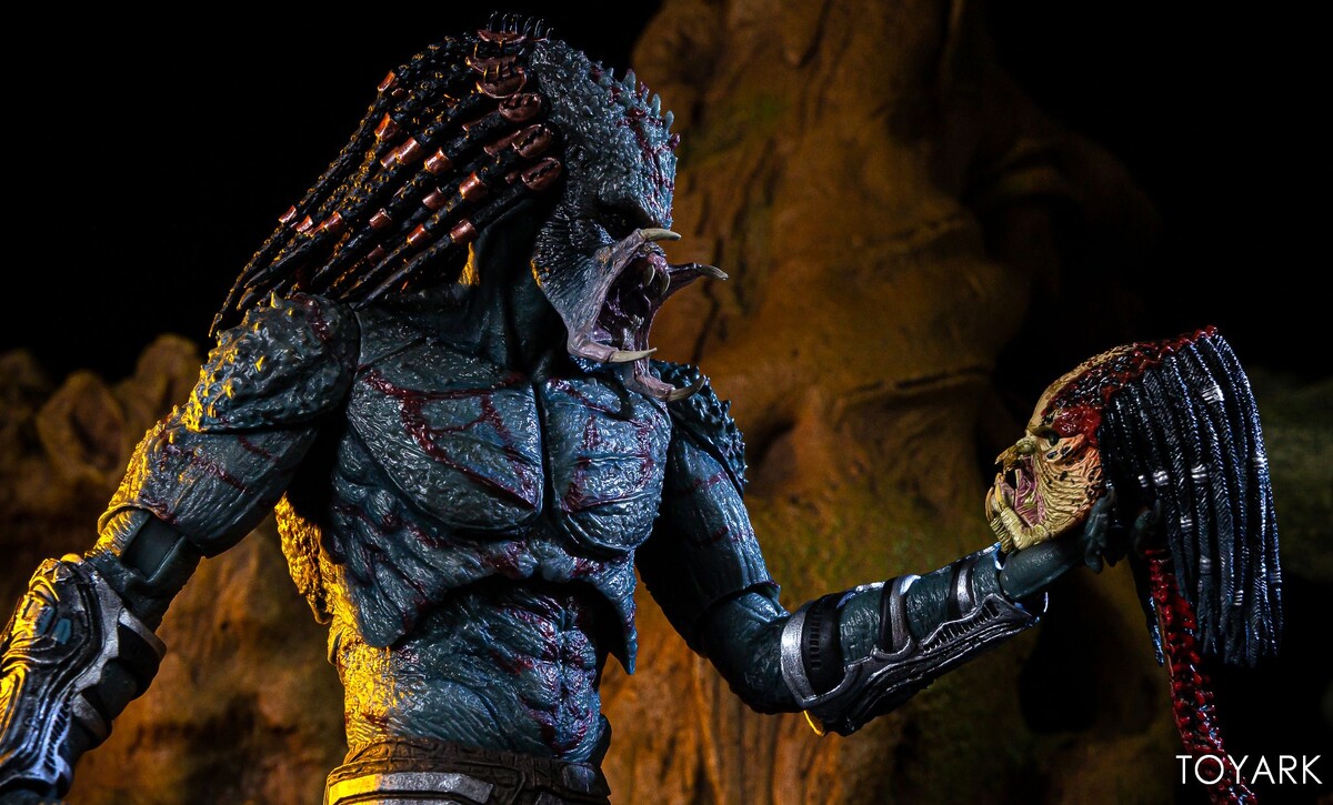 Собака лаяла  на