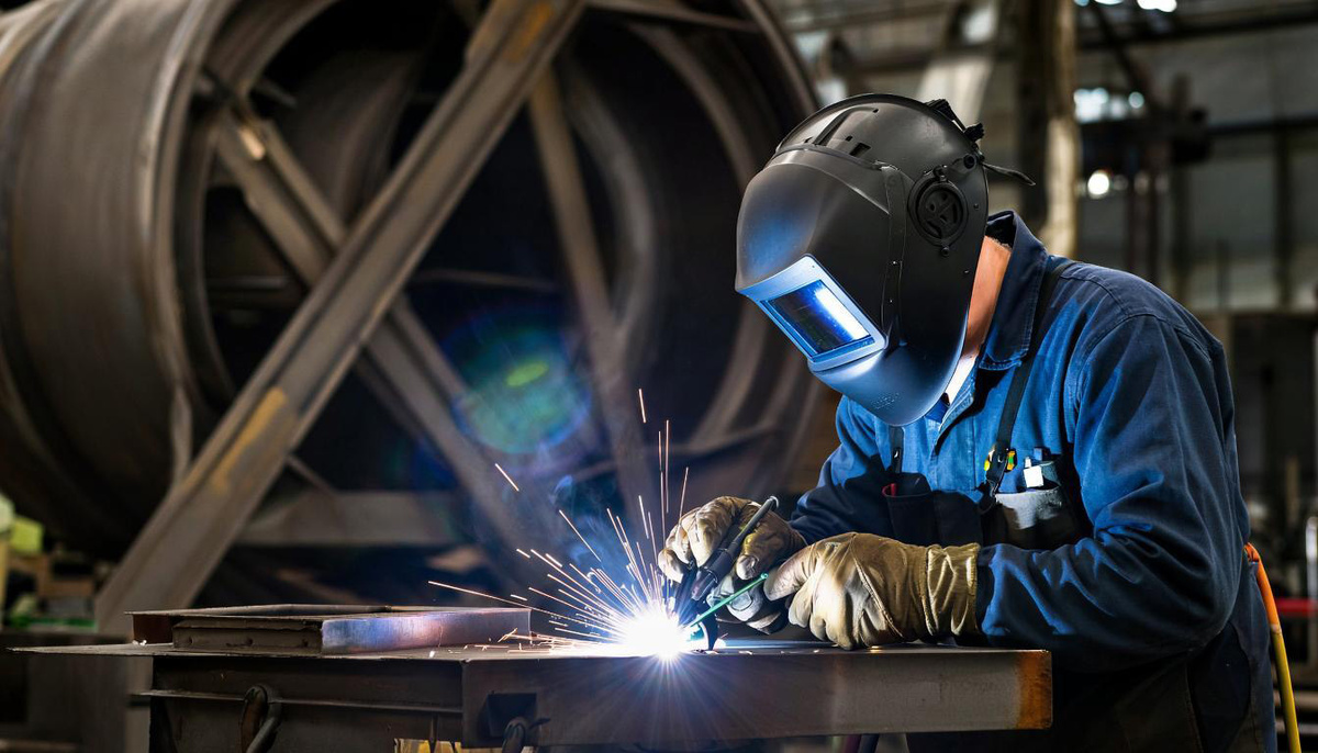 Фото: Сварщик. Российский союз инженеров