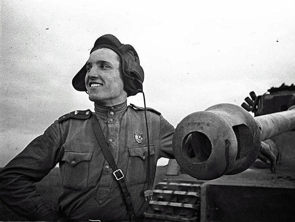 ШЕВЦОВ ИВАН АНДРЕЕВИЧ — командир танковой роты 142-го танкового батальона 95-й танковой бригады 9-го танкового корпуса Центрального фронта, старший лейтенант