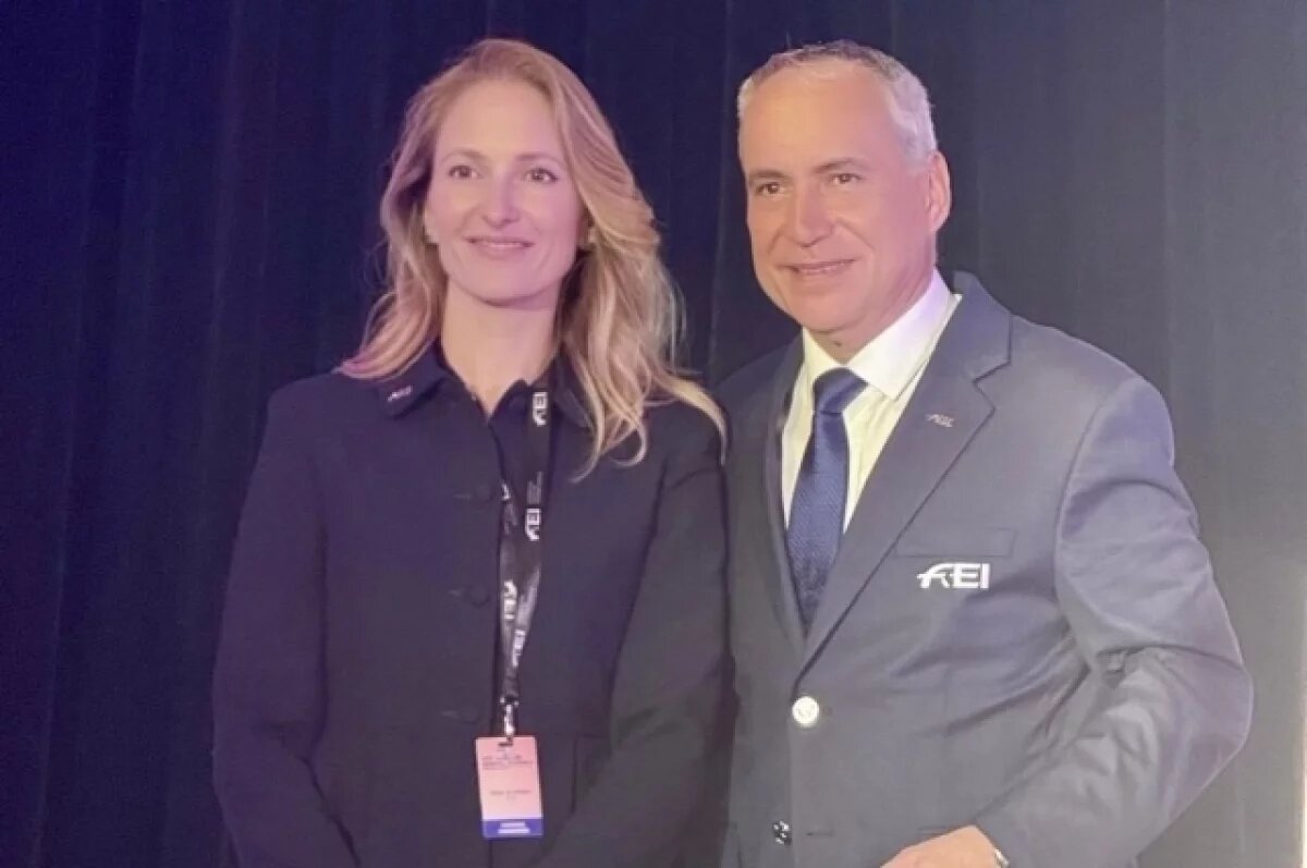    Диана Аль-Шаер и президент международной федерации конного спорта Ингмар Де Вос.