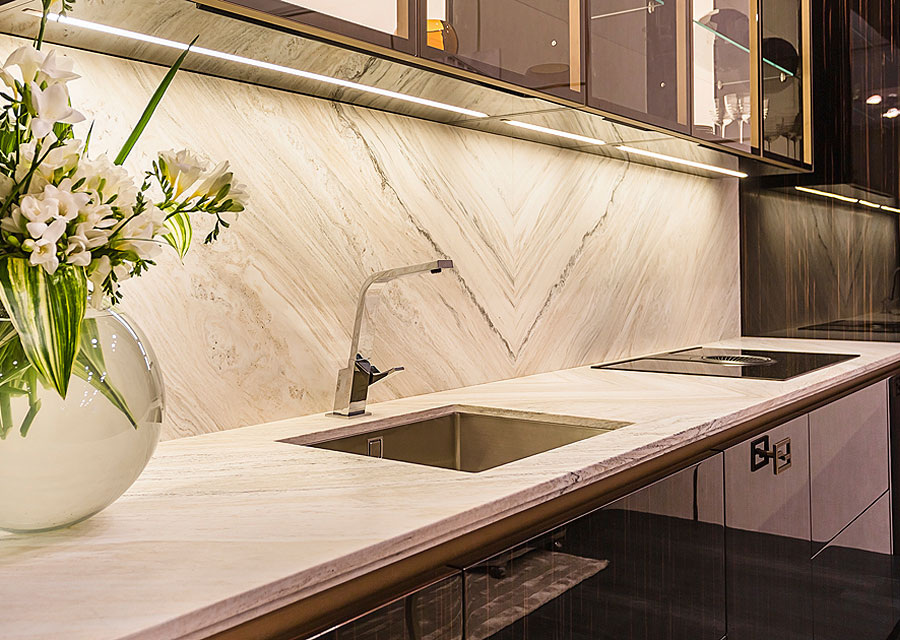 Чистая плитка за минуту: как вернуть блеск кухонному фартуку без лишних усилий