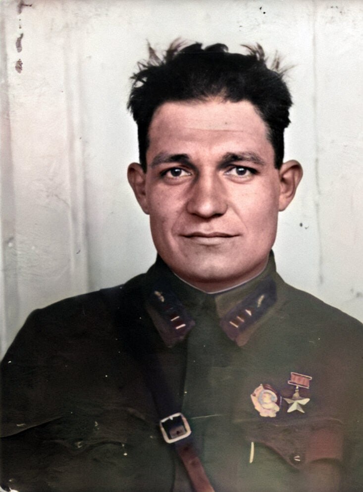 ШАШЛО ТИМОФЕЙ МАКСИМОВИЧ — командир танка 1-го танкового полка 1-й танковой бригады 21-й армии Юго-Западного фронта, старший сержант