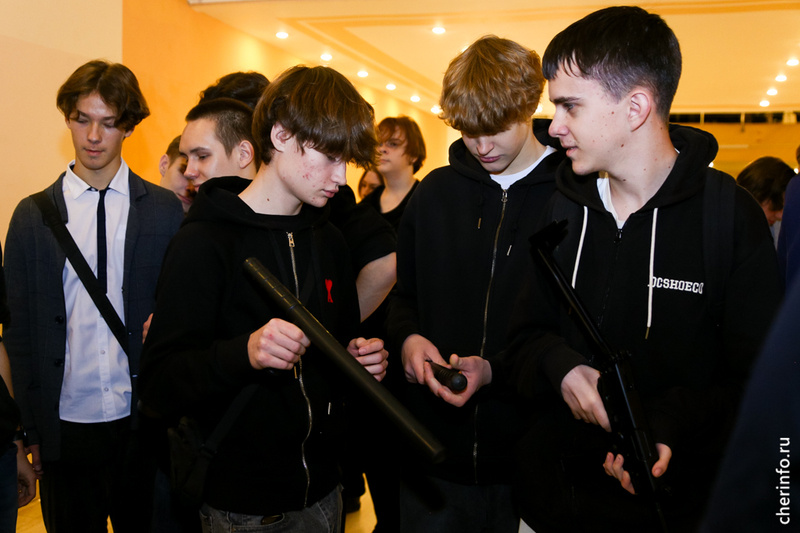    День призывника прошел в ДК "Строитель". В фойе свои демонстрационные площадки открыли Росгвардия