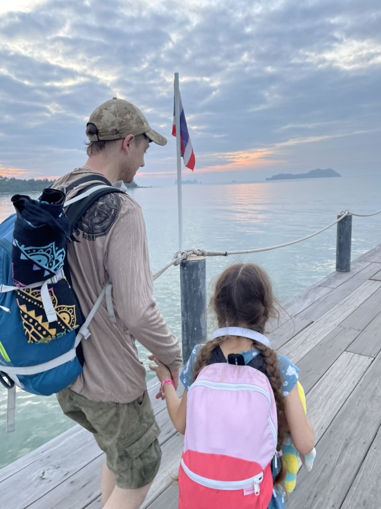 Время 5 утра. Начинался 4-й день как мы были в дороге)) Последняя пересадка на паром и следующая остановка -  наш пляж Майнам, остров Самуи, январь, 2023