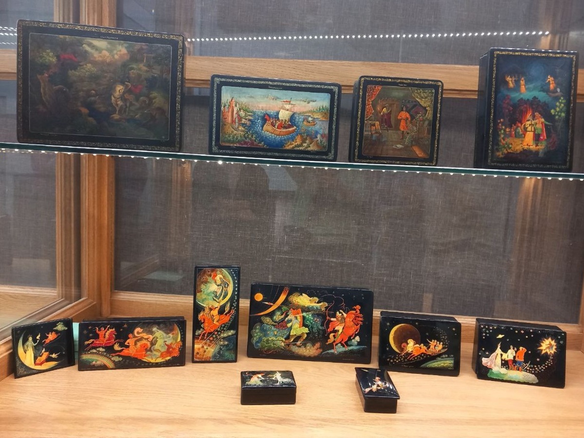 Мир палехской миниатюры открывается на Арбате: здесь каждый экспонат — маленькая вселенная