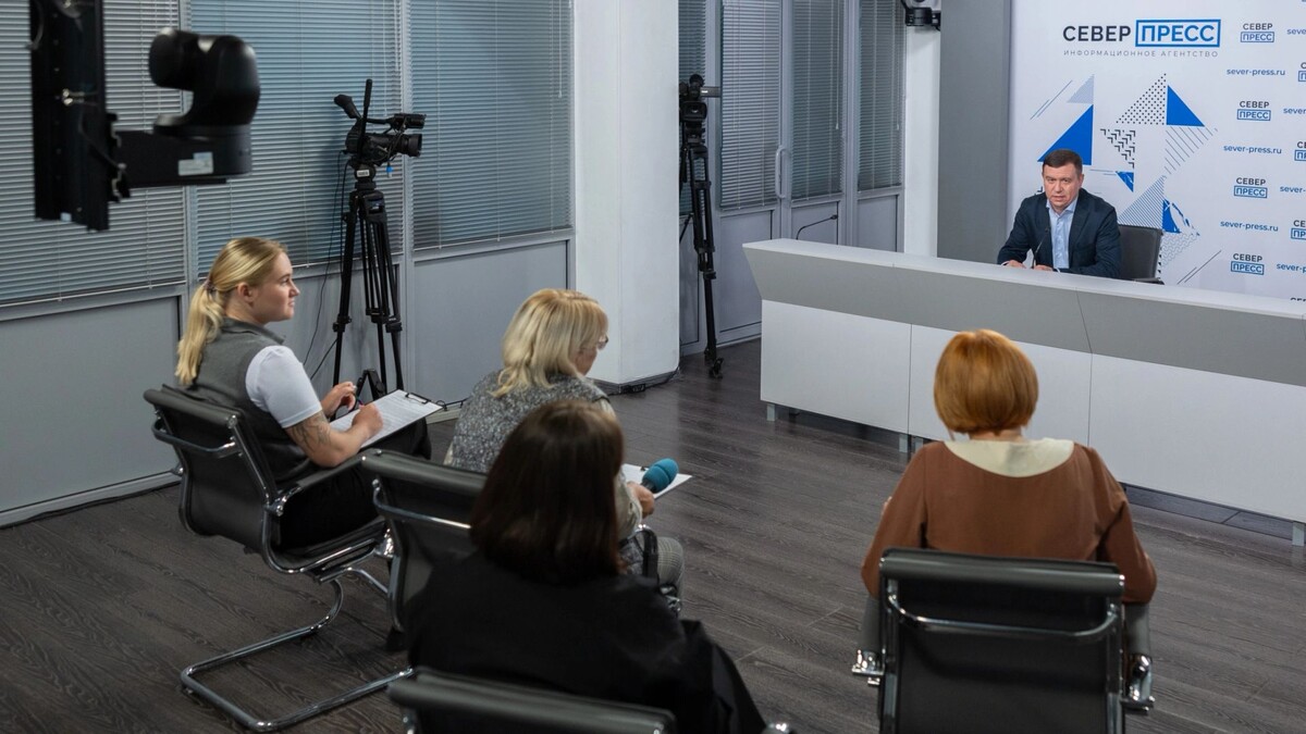    Евгений Колтунов ответил на вопросы журналистов в пресс-центре «Север-Пресса». Фото: Александр Чирва / «Ямал-Медиа»