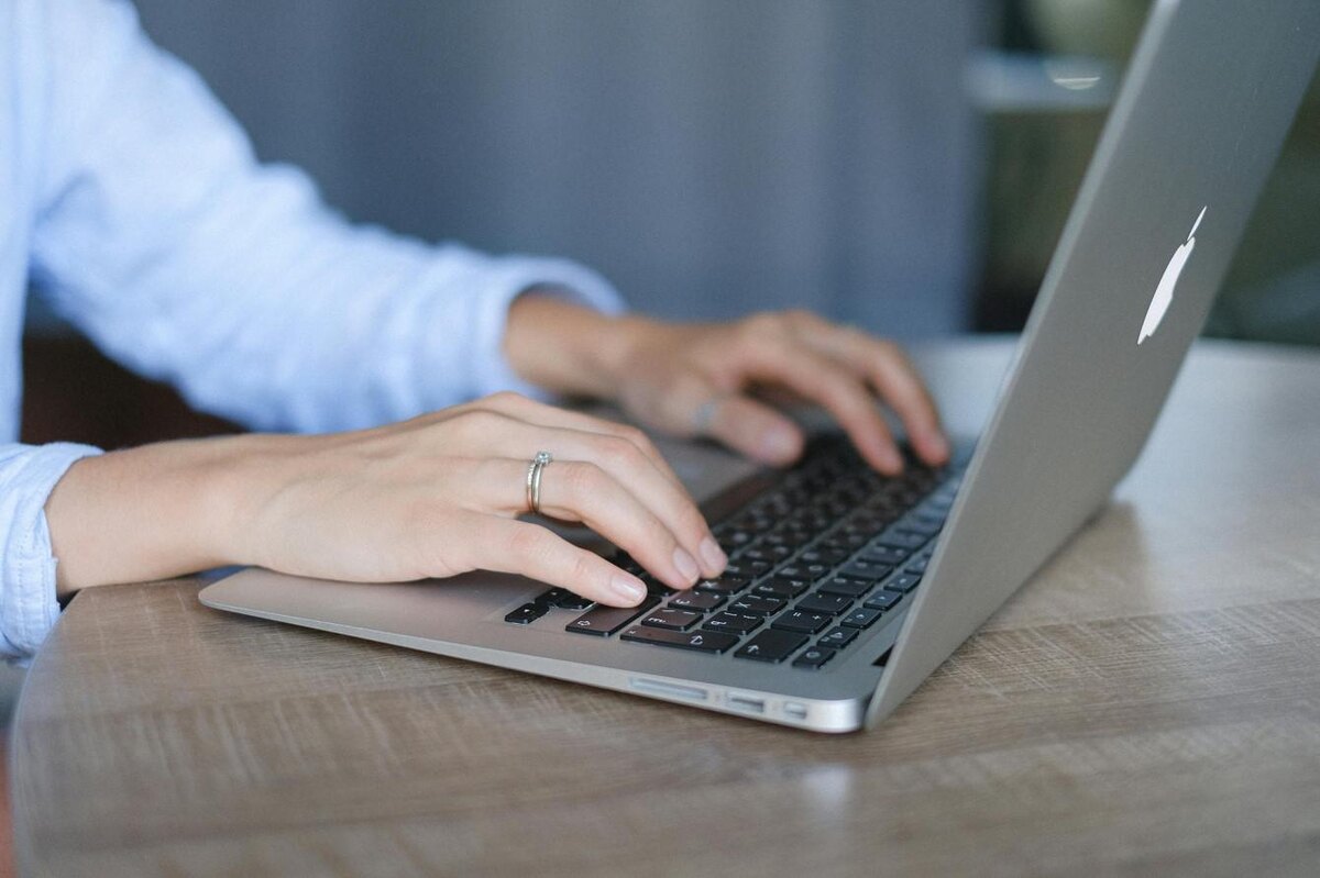 Anna Shvets / Pexels📷За справкой об отсутствии долгов по коммунальным платежам можно обратиться в УК, ТСЖ, МФЦ или запросить на порталах ГИС ЖКХ и «Госуслуги»