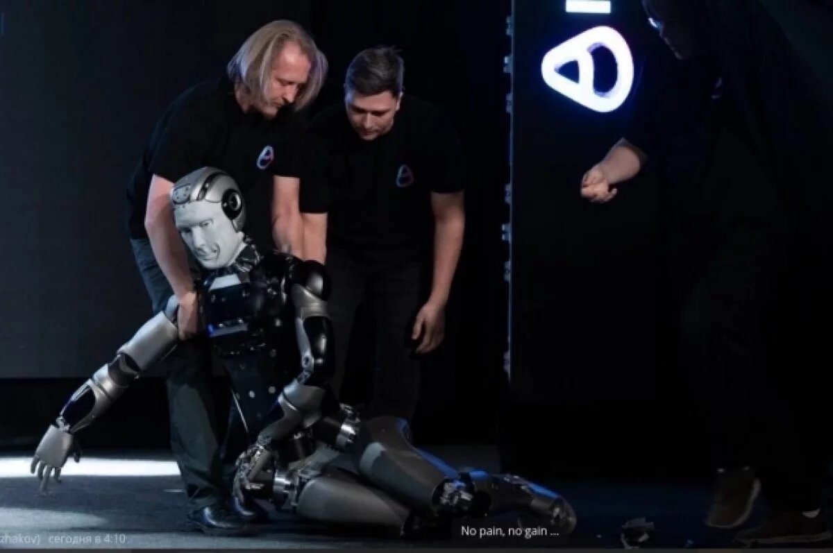    Неловкая ситуация произошла прямо на сцене в Москве.