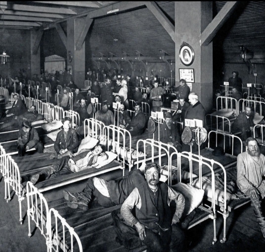 Первый ночлежный дом Гутуевском острове в Петербурге. Фото примерно 1907 год