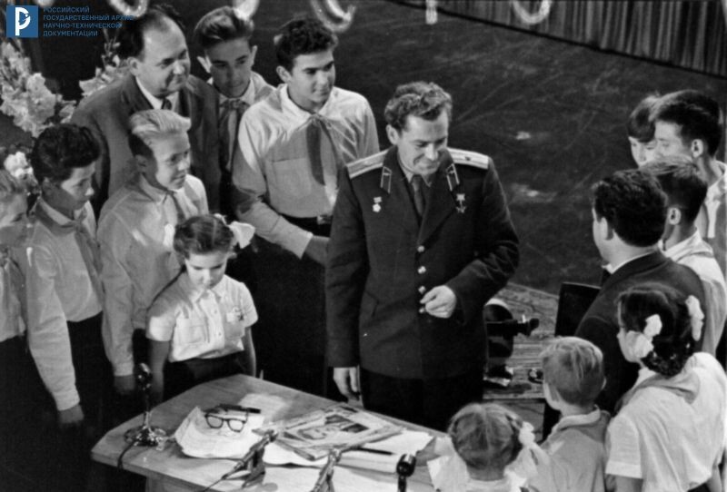 Летчик-космонавт СССР Г.С. Титов с пионерами в студии Центрального телевидения. Москва, 25 августа 1961 г. Автор съемки В.А. Генде-Роте. РГАНТД. Арх. № 0-392.