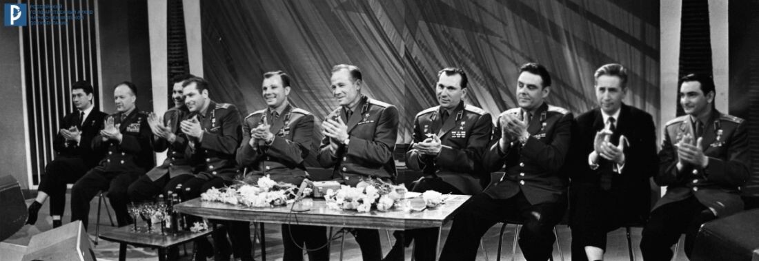 Генерал-лейтенант авиации Н.П. Каманин, космонавты Б.Б. Егоров, П.Р. Попович, Г.С. Титов, Ю.А. Гагарин, А.А. Леонов, П.И. Беляев, В.М. Комаров, К.П. Феоктистов, В.Ф. Быковский на телепередаче "Звездная эстафета", посвященной встрече с экипажем корабля "Восход-2". 27.03.1965. Автор съемки В. Черединцев. РГАНТД. Арх. № 0-7228ab.