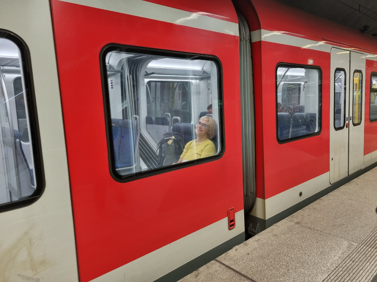 контроль прошли первыми, муж меня сфоткал, я поехала домой на С8, а он на работу из аэропорта сразу на С1. Мюнхен, электричка в аэропорту