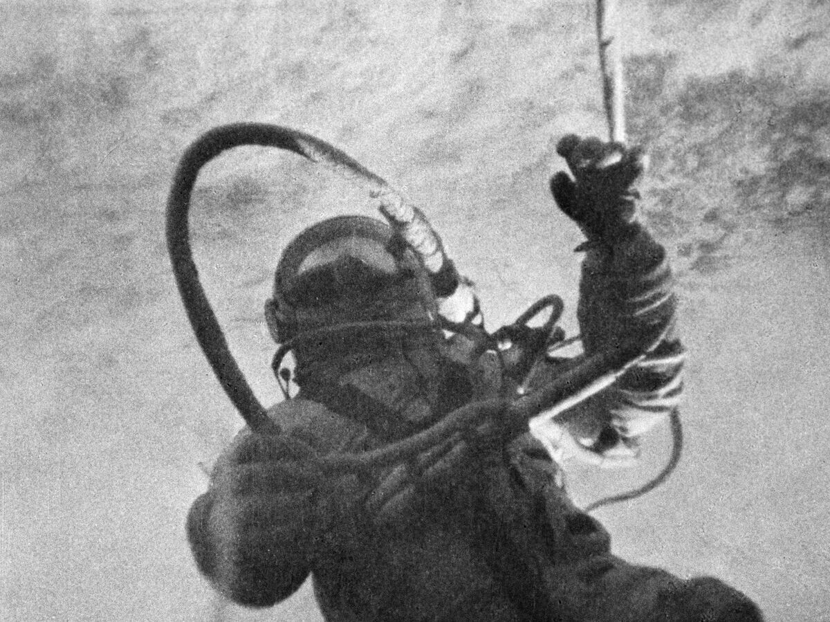    Алексей Леонов 18-19 марта 1965 года совместно с Павлом Беляевым выполнял полет в космос в качестве второго пилота на космическом корабле "Восход-2"© РИА Новости