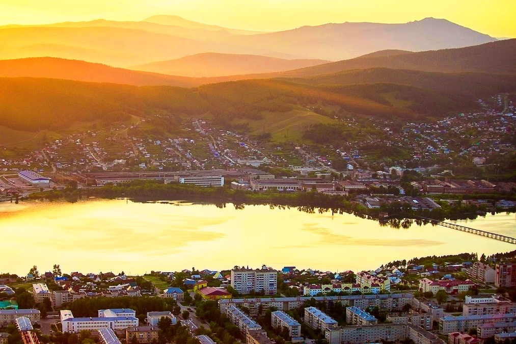 Белорецк – один из тех городов Урала, что окружён горными хребтами буквально со всех сторон. Фотография из открытых источников