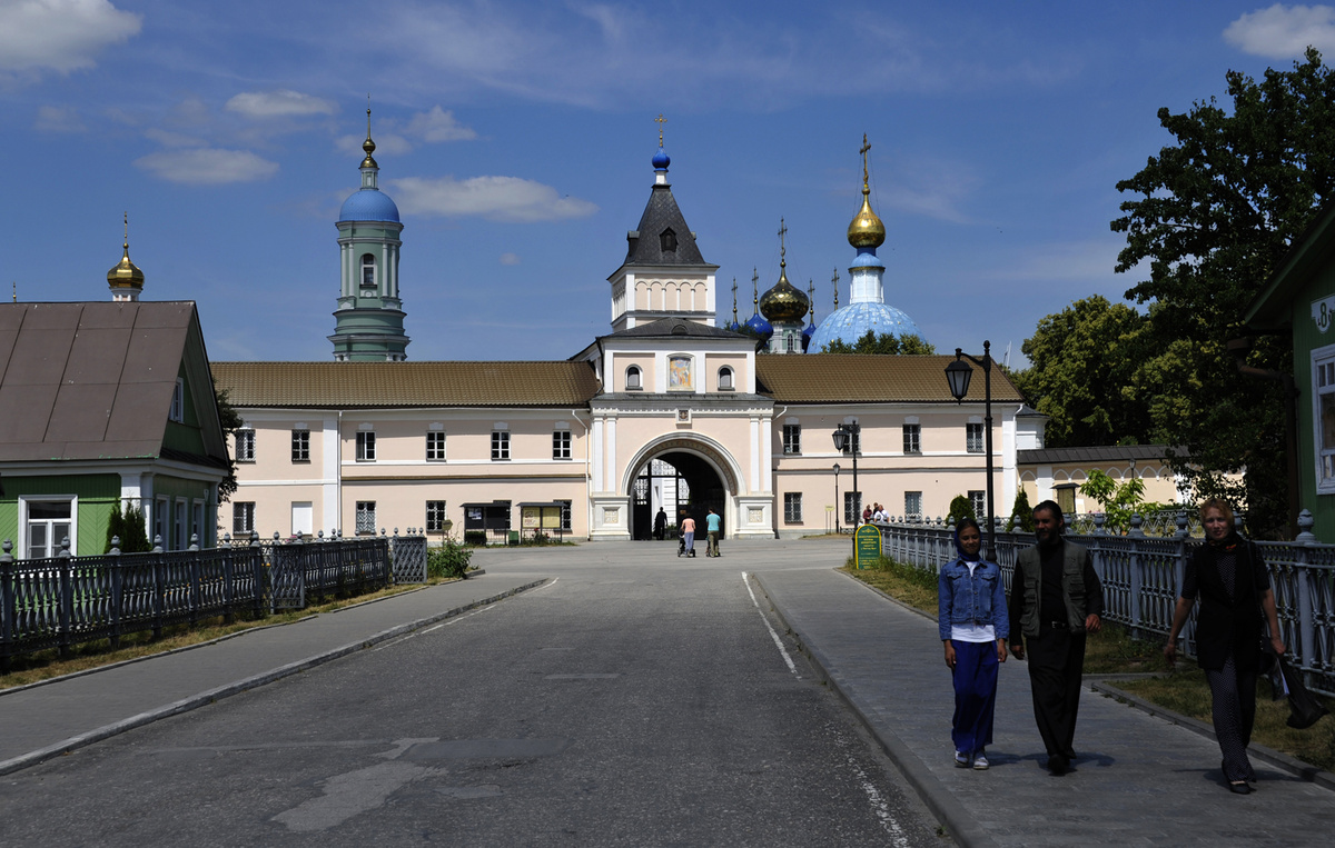 Вход в монастырь.