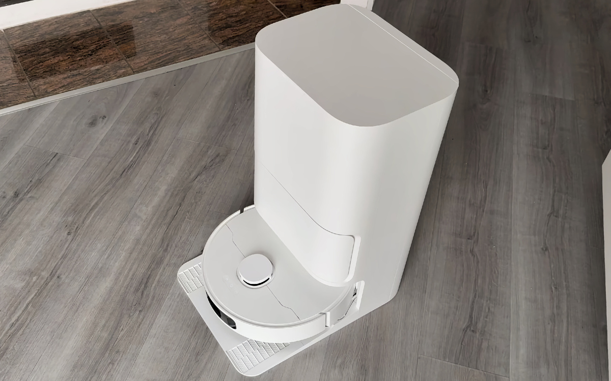 Робот-пылесос со станцией самоочистки