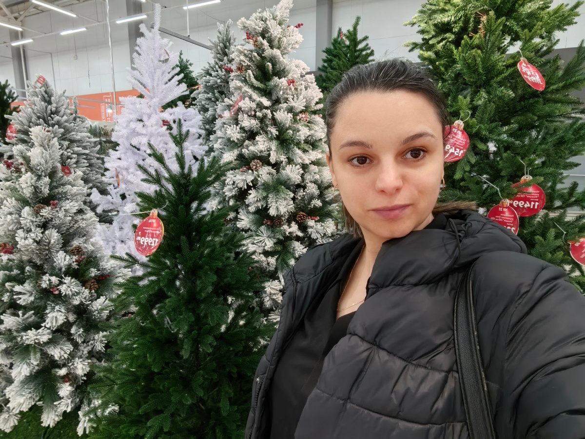 Магазин Окей и ёлочки на продажу от 10 до 50 тысяч. Чем выше и пушистей, тем дороже