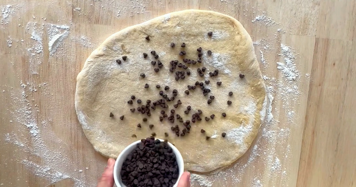 Добавить шоколадную крошку в тесто