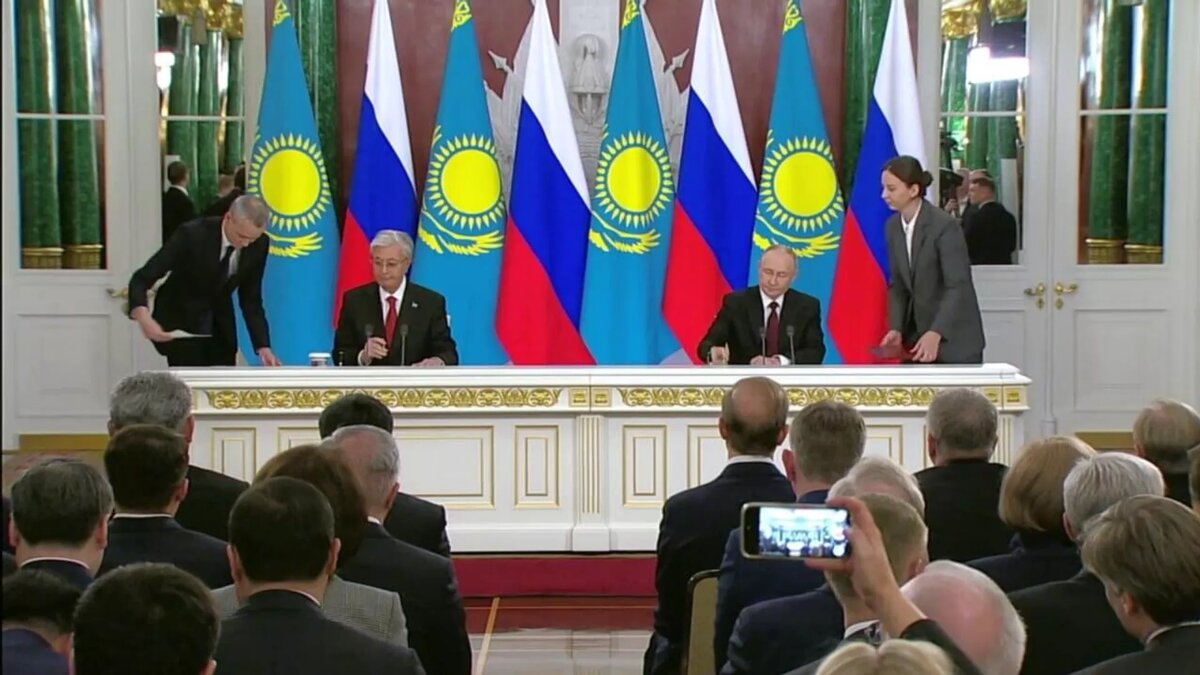 Токаев и Путин подписали Декларацию о всеобъемлющем стратегическом партнерстве и союзничестве России и Казахстана / Sputnik