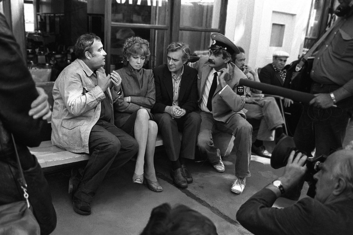 Режиссёр-постановщик Эльдар Рязанов, актёры Людмила Гурченко, Олег Басилашвили и Никита Михалков на съёмках фильма "Вокзал для двоих", 1982. Фотограф Игорь Гневашев.

