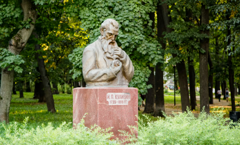  Памятник Кулибину в Нижнем Новгороде