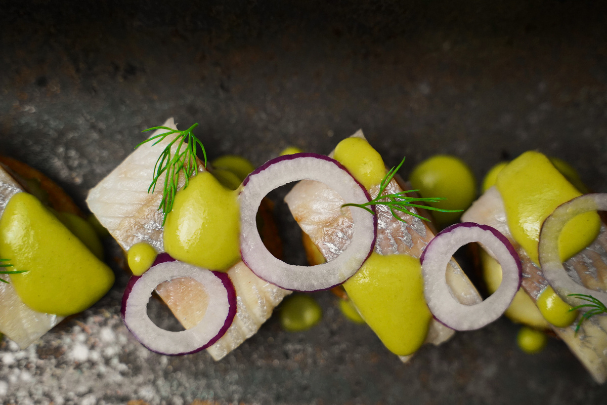 Сельдь с жареным мини-картофелем и огуречным соусом 