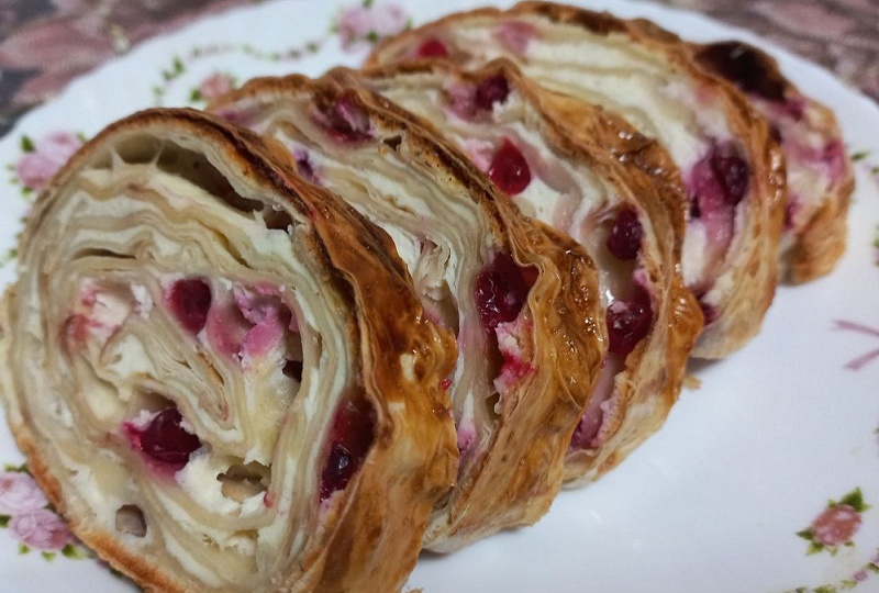 Рулет из лаваша. Творог и замороженные ягоды, и вы пальчики оближете!