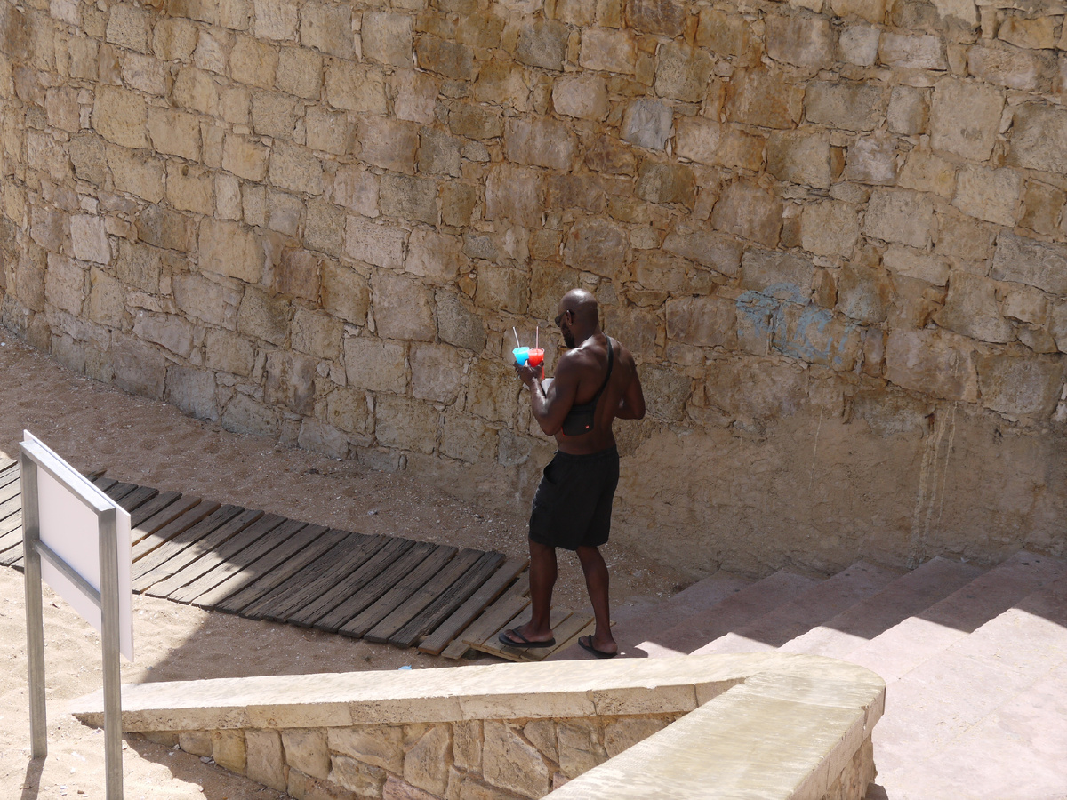 С лёгким паром, граждане! Вам коктейли для свежести несёт... дядя Том. Из личного.