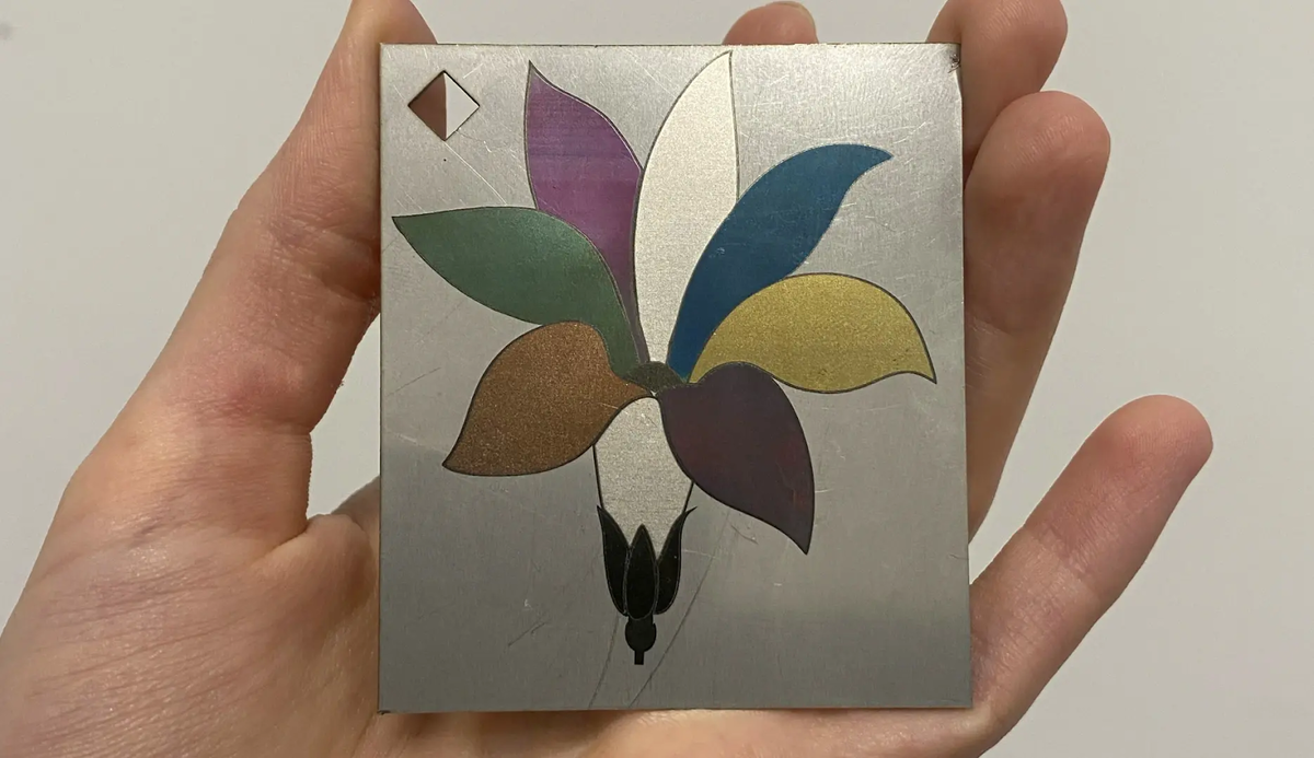 Цветная лазерная гравировка на нержавеющей стали, выполненная на волоконном гравере ЛАССАРД