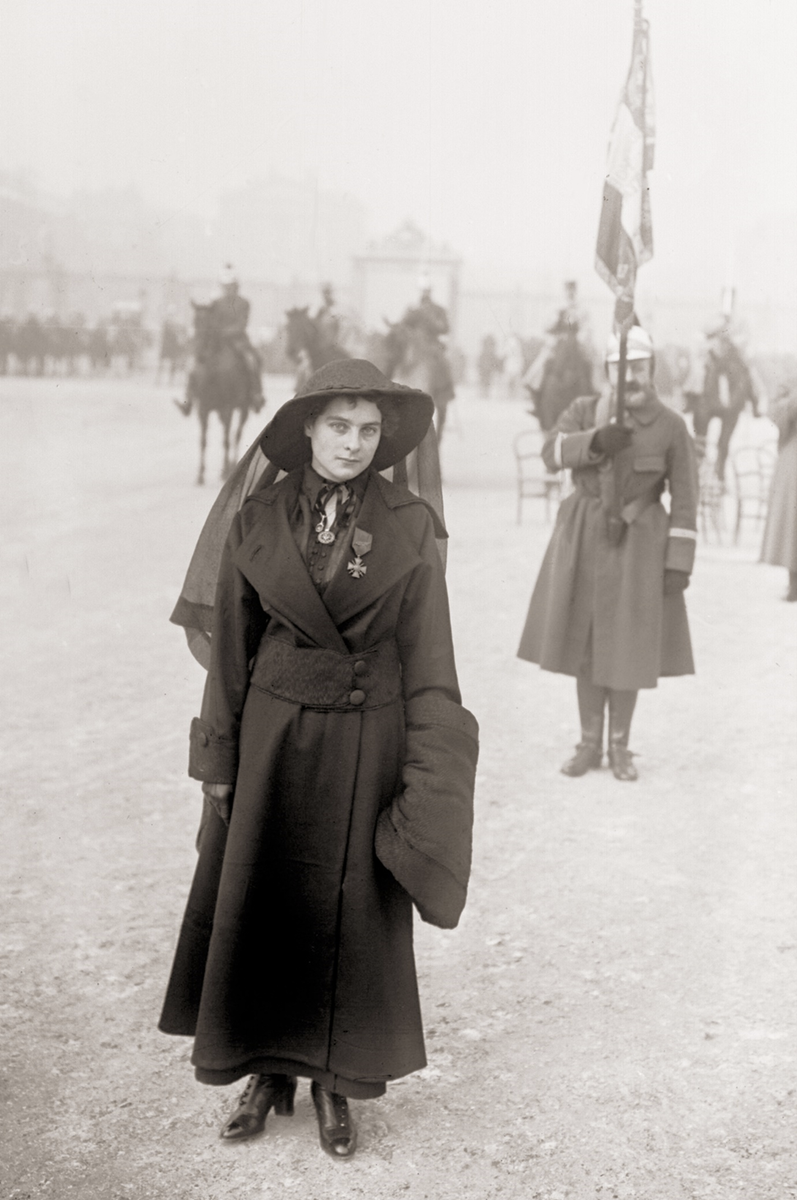 Эмилиана Моро (Émilienne Moreau)